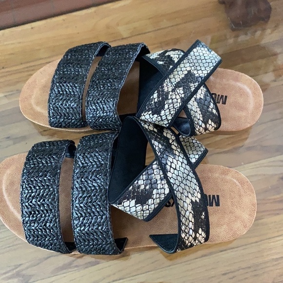 MUK LUKS About Me Snake Skin Strappy Sandals size 6 - Picture 2 of 4